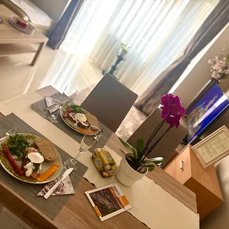 דירה Riverside Mansion *