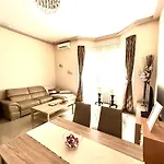 Riverside Mansion Apartament